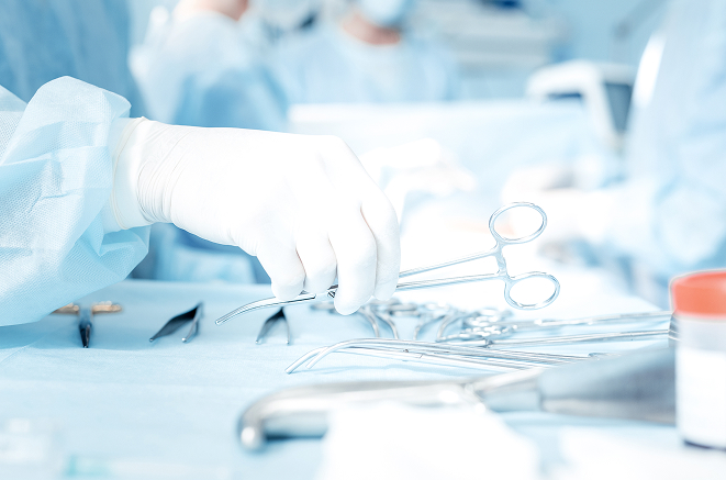 Instruments chirurgicaux lors d’une reconstruction mammaire ·