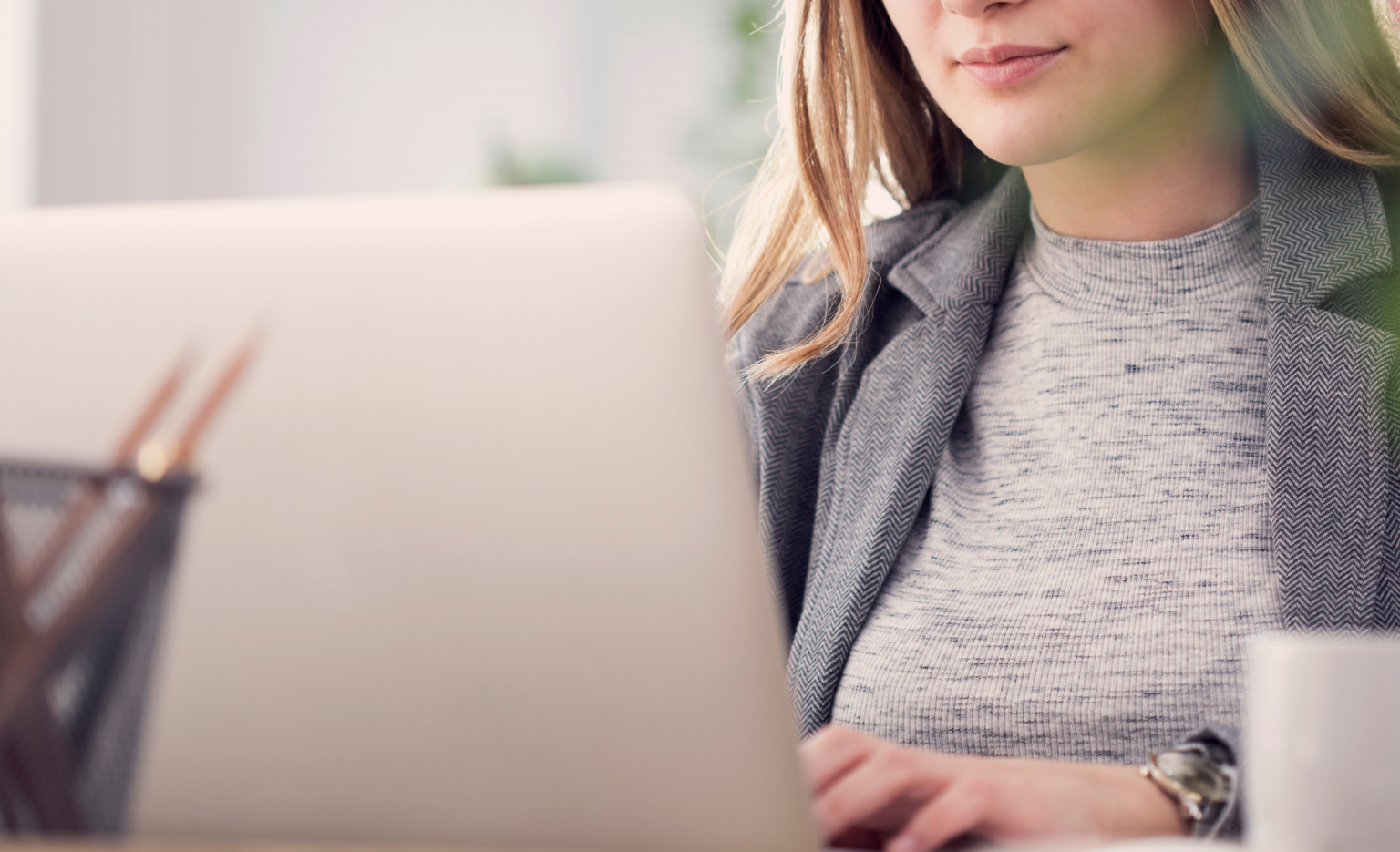 Femme devant un ordinateur